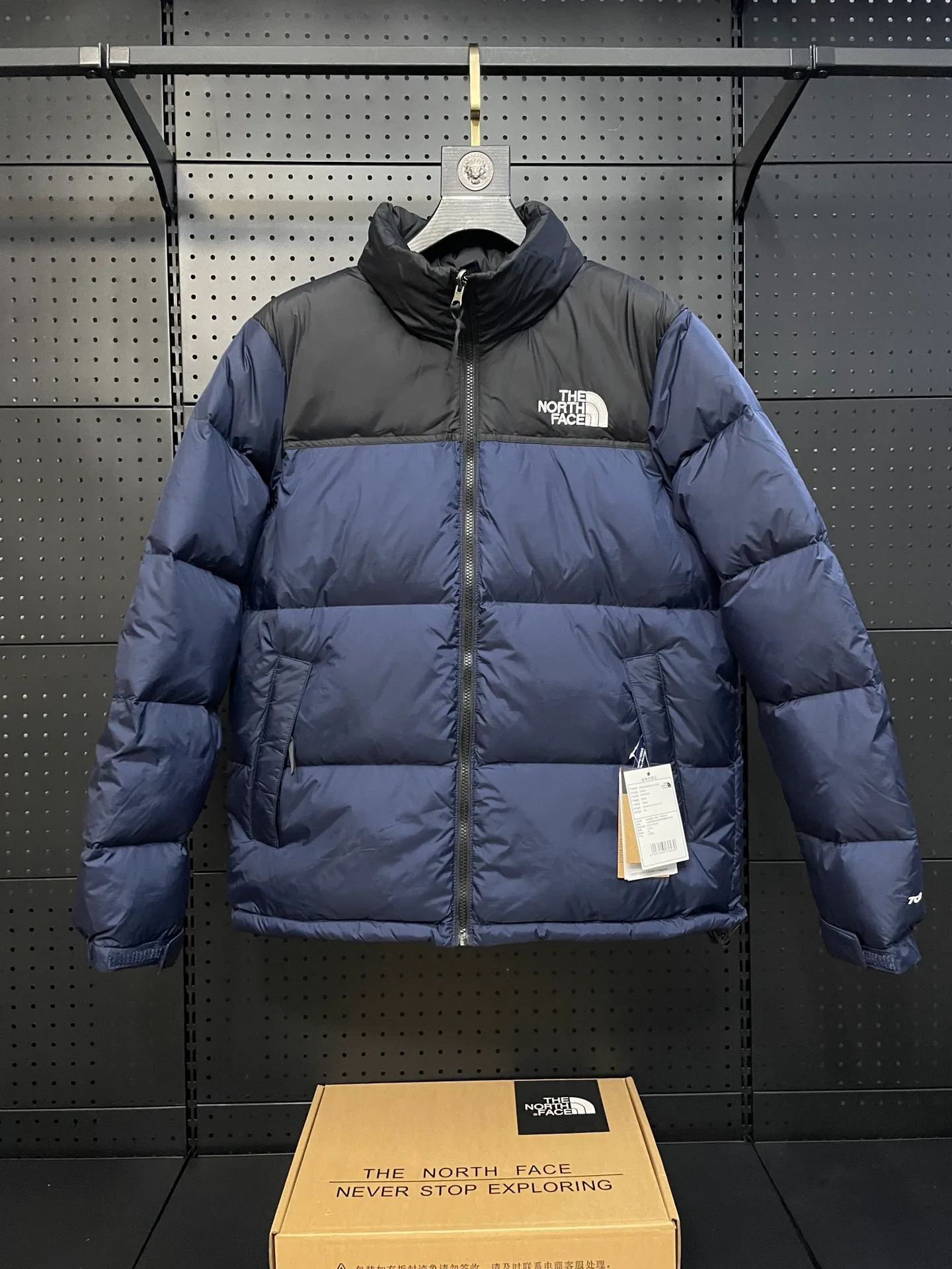 Navy Blue 【The North Face 1996Nuptse 1996/Classic / / 】 ： The North Face" 、 。 The North Face" 。 The North Face。 。 , 。 The North Face" , Yosemite Half Dome, 。 + ： ✅ ：RDS Quality 700 / 280g ✅ ： ✅ ：YKK ISO 9000Quality ZP ✅ ：340TPremium ✅ ： ， ， Lightweight 。 ： ： DWR (DWR ） ～ ： 700 （RDS ) 1990 ， ， ， ， Lightweight 。